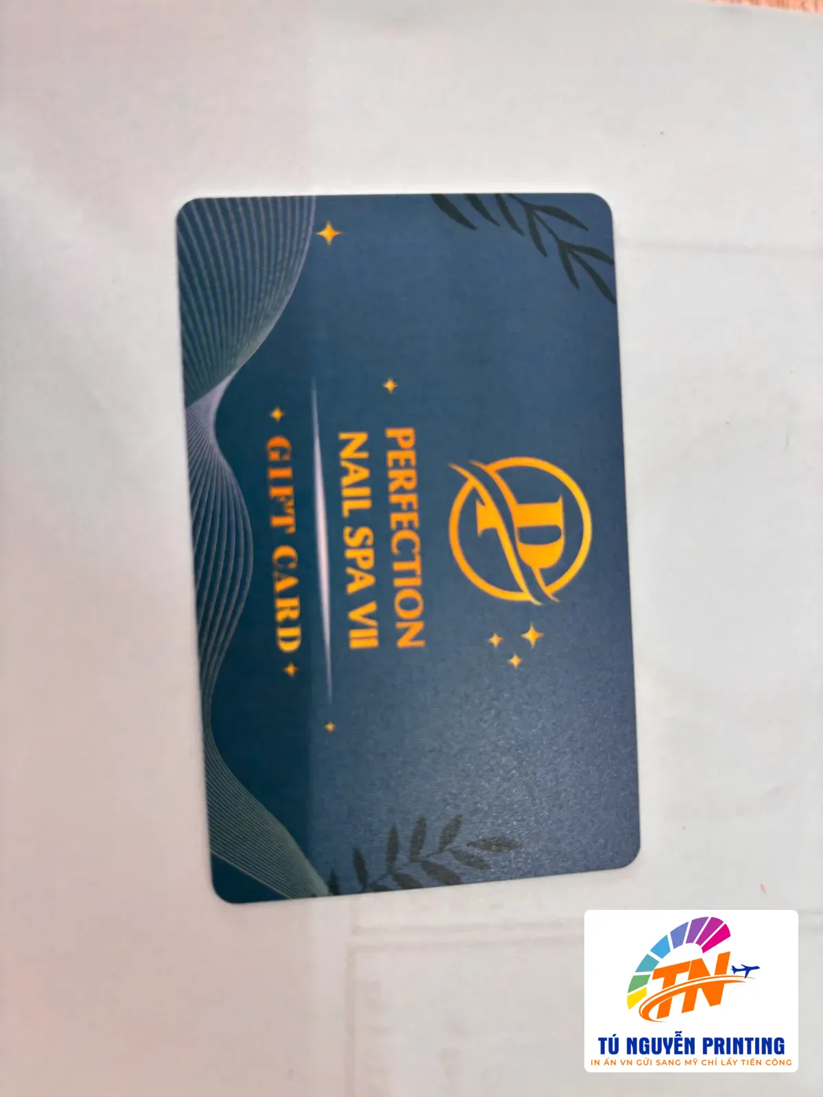 Gift card nhựa PVC in cho tiệm nail, có số thứ tự và mã vạch