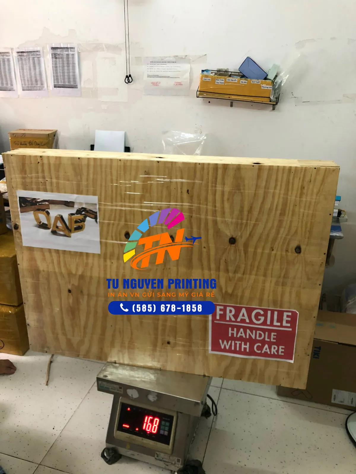 Đóng gói và cân hàng in gửi sang Mỹ